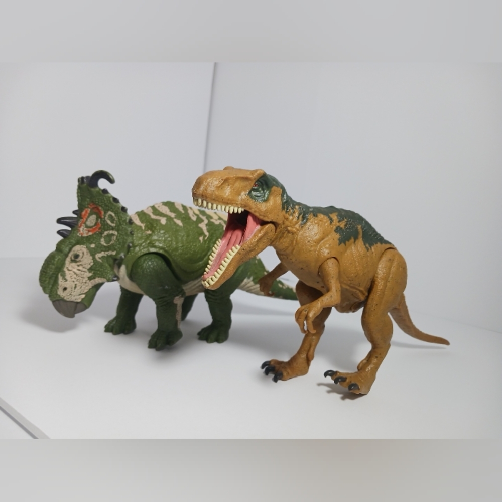 Jurassic World Fallen Kingdom  Sinoceratops  Metriacanthosaurus  Roarivores Toys